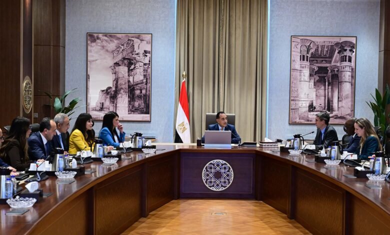 رئيس-الوزراء-يناقش-مع-وفد-البنك-الدولى-فرص-التعاون-في-مجالات-البنية-التحتية-والطاقة-والمياه