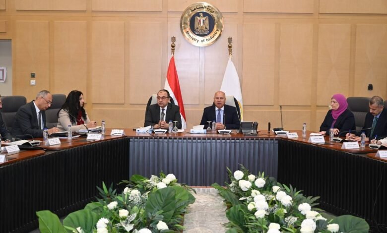 الحكومة-تسعى-لدعم-وتعزيز-صناعة-الملابس-والمنسوجات-في-مصر