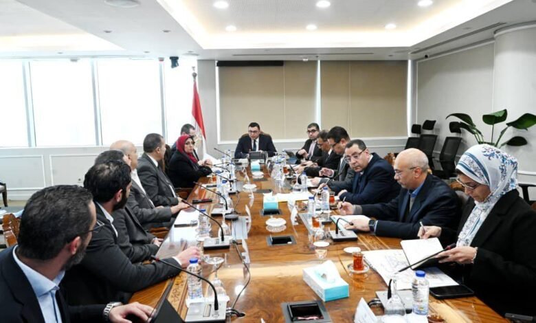 وزير-الإسكان-يبحث-مع-مسئولي-“hdp”-موقف-مبيعات-وتسويق-المشروعات-بالمدن-الجديدة