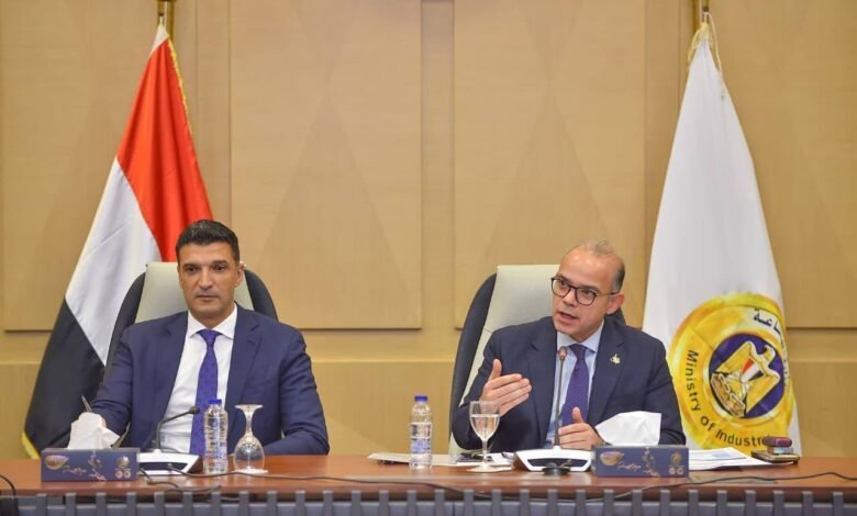 وزيرا-الاستثمار-والصناعة-يعقدان-اجتماعاً-موسعاً-مع-كافة-المجالس-التصديرية