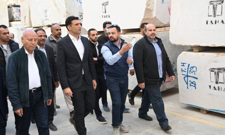 وزير-الصناعة-يتفقد-أعمال-مصانع-منطقة-“شق-الثعبان”-للرخام
