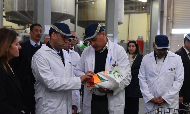 وزير-العمل-يتفقد-مصنع-“سكيب-للدهانات” 