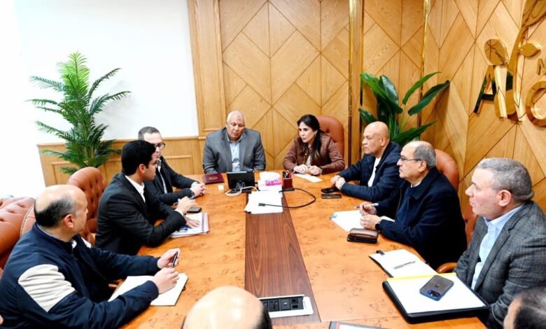 رأس-الحكمة-على-طاولة-البحث.-وزيرة-الإسكان-تناقش-معدلات-التنفيذ-مع-محافظ-مطروح