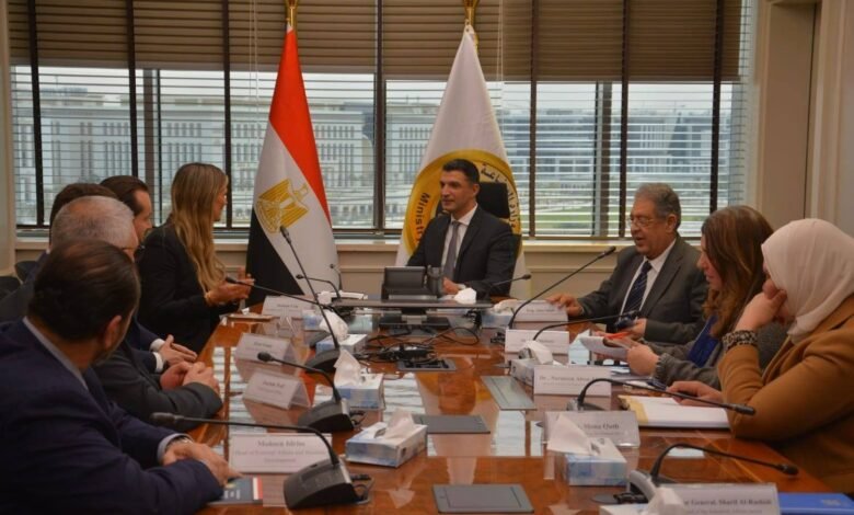 وزير-الصناعة-يستعرض-مع-«مرسيدس-بنز-إيجيبت»-فرص-توطين-صناعة-السيارات