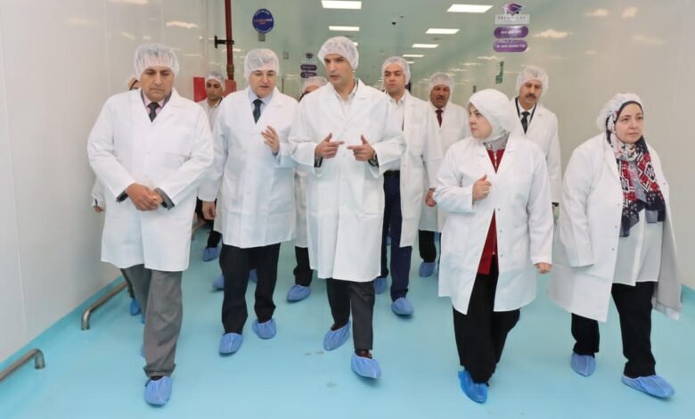 وزير-الصناعة-يتفقد-مصنع-“آمون-للأدوية”-بالعبور