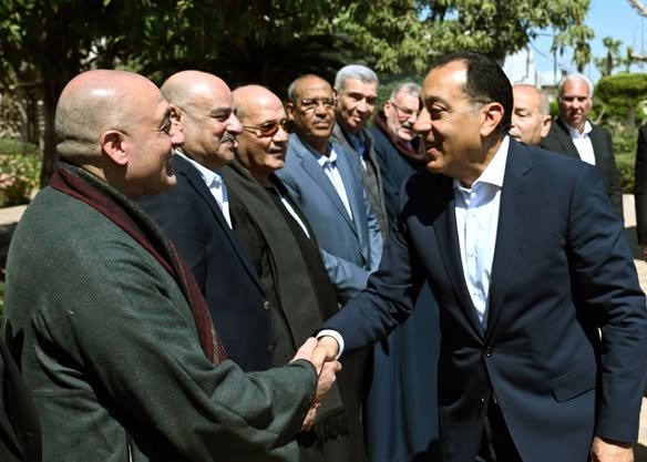 رئيس-الوزراء-يبدأ-جولة-تفقدية-بسوق-العبور-لتجارة-الجملة-وأحد-فروع-“كاري-أون”