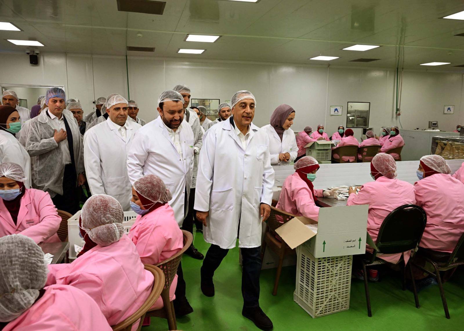 “مدبولي”-يتفقد-مصنع-“فارما-زاد”-للمكملات-الغذائية-ويبحث-زيادة-الإنتاج-والتصدير