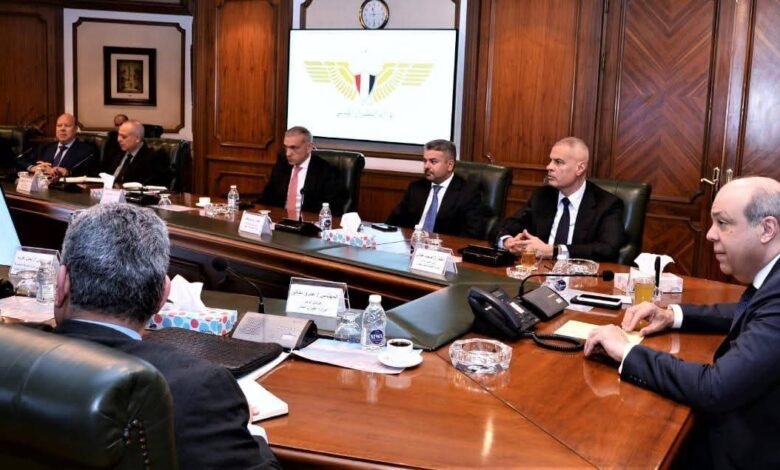 وزير-الطيران-المدني-يعقد-اجتماعًا-موسعًا-لمتابعة-الاستعدادات-النهائية-لموسم-الحج 