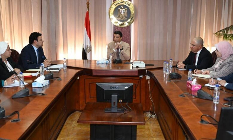 “الصناعة”-تبحث-النهوض-بالصناعات-الحرفية-والتراثية-وزيادة-تنافسيتها-بالأسواق-الخارجية