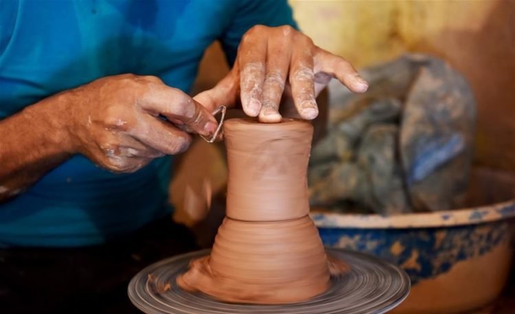 الحكومة-تبحث-آليات-تفعيل-الاستراتيجية-الوطنية-للحرف-اليدوية